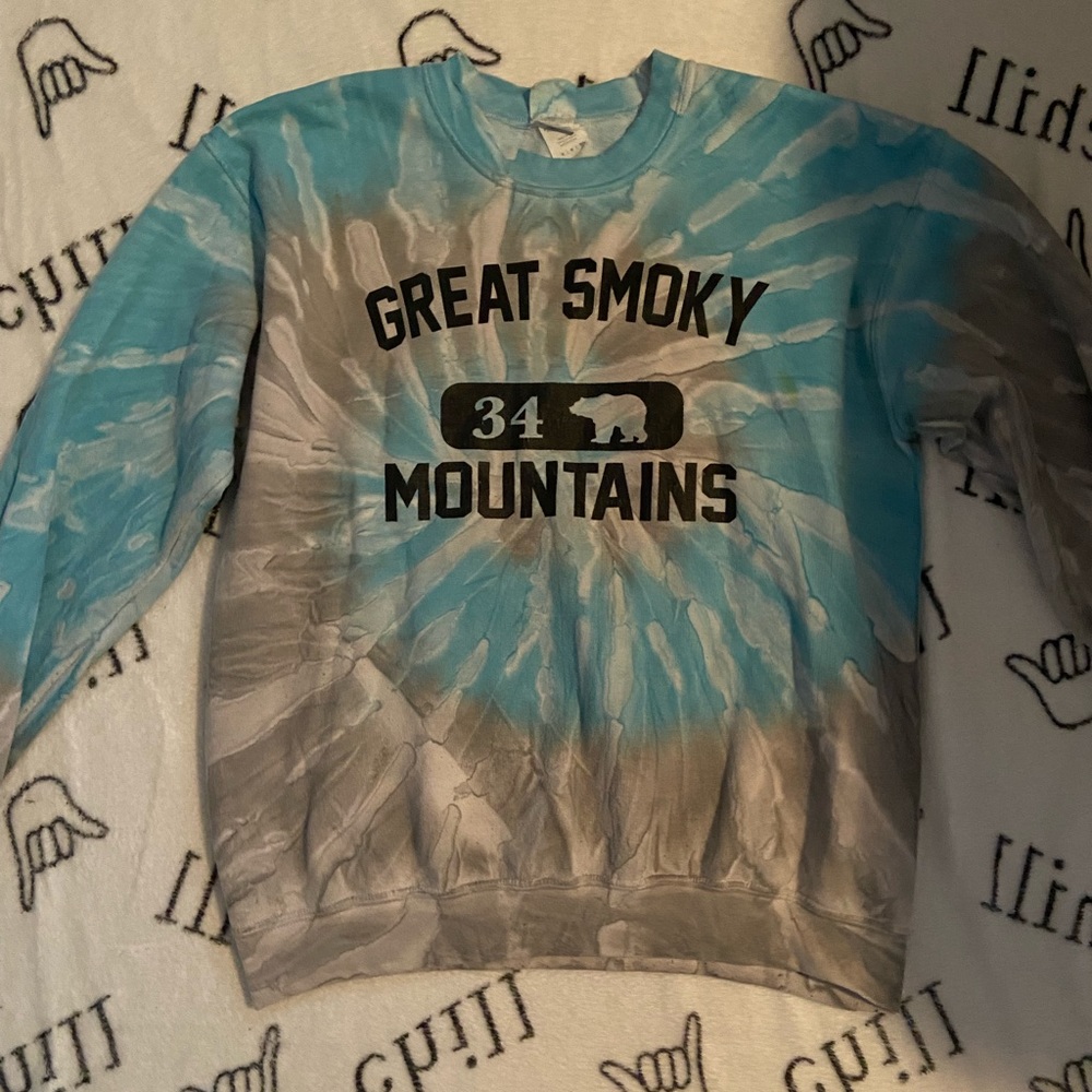 Smoky mountain sweatshirt size Medium.